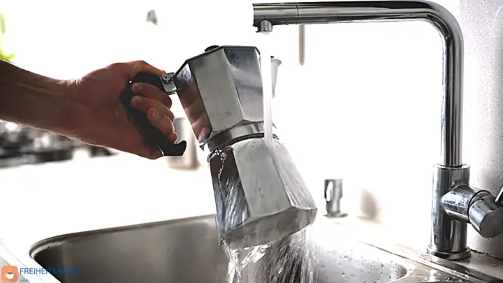Wir stoppen die Kaffee-Extraktion, indem wir den Boden der Kaffeemaschine mit kaltem Wasser abkühlen