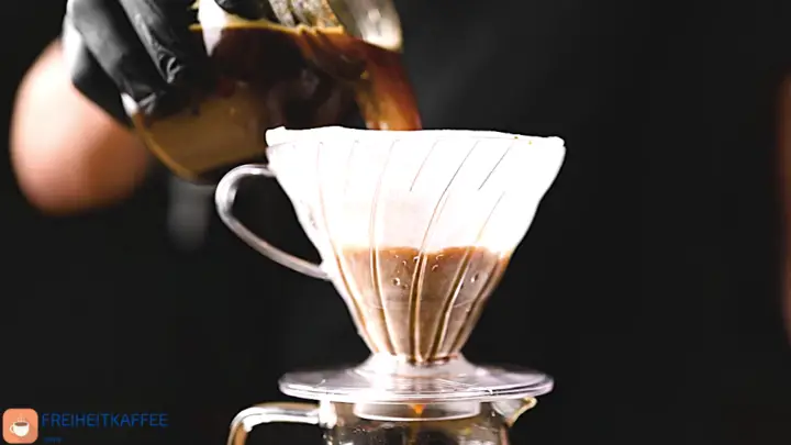 Filtern des Aufgusses zur Herstellung des Kaffeelikörs