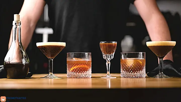 Kaffeelikör und vier damit zubereitete Cocktails